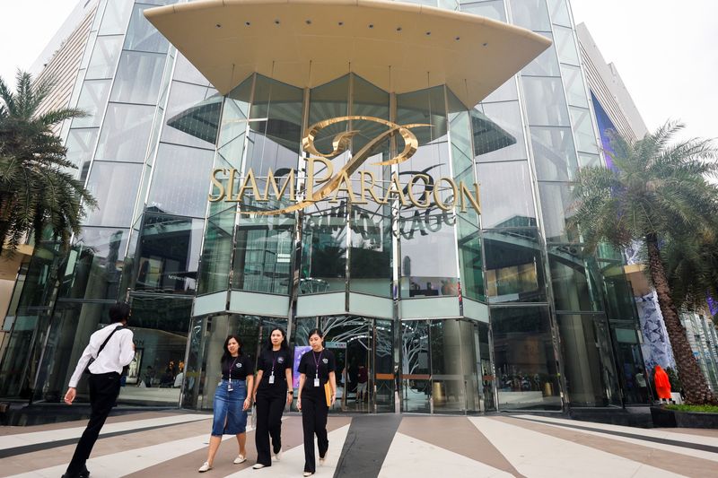© Reuters. A general view of the luxury Siam Paragon shopping mall after Thai police arrested a teenage gunman who is suspected of killing foreigners and wounding other people in a shooting, in Bangkok, Thailand, October 4, 2023. REUTERS/Jorge Silva