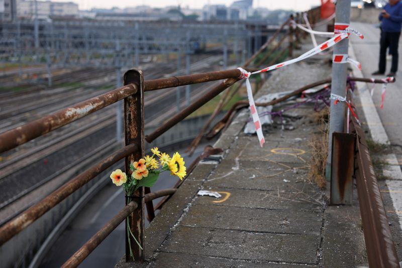 © Reuters. Flowers are seen at the site where a coach crashed off an overpass in Mestre, Italy, October 4, 2023. REUTERS/Claudia Greco