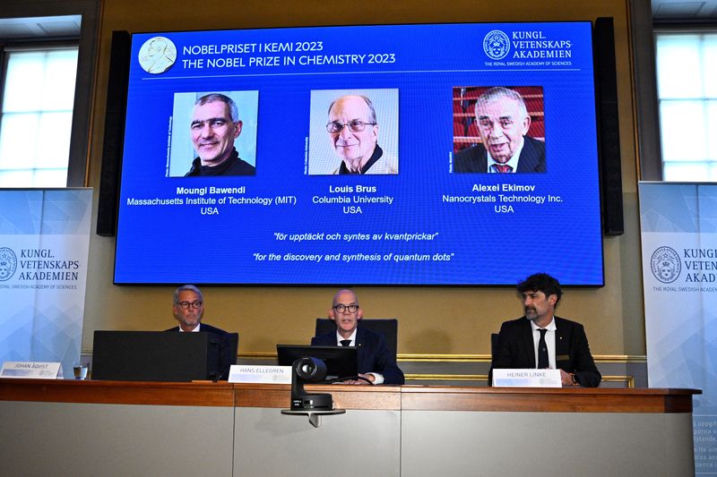 &copy; Reuters. Hans Ellegren (centro), secretario permanente de la Real Academia de las Ciencias de Suecia, anuncia los ganadores del Premio Nobel de Química 2023 durante una rueda de prensa en la Real Academia de las Ciencias de Suecia en Estocolmo, Suecia. 4 de octub