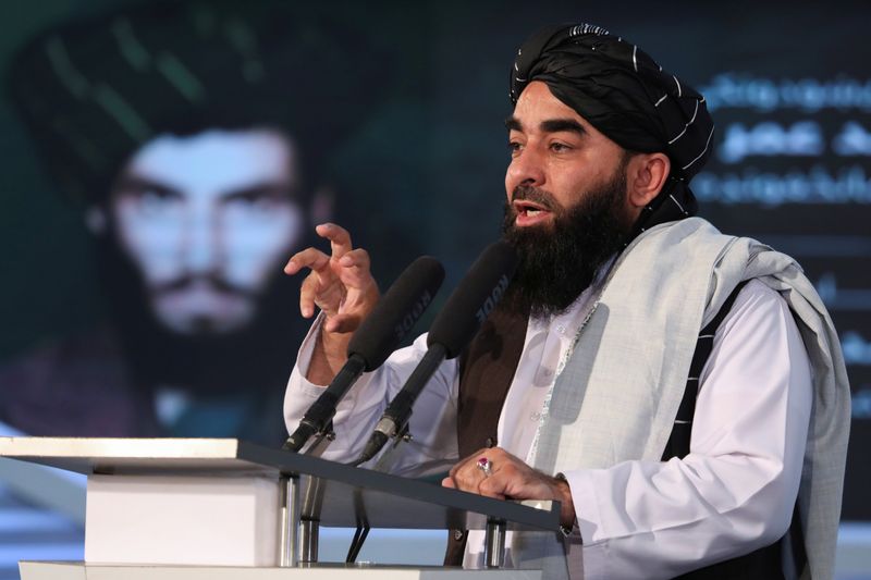 © Reuters. المتحدث باسم إدارة طالبان في العاصمة الأفغانية كابول ذبيح الله مجاهد يتحدث خلال ذكرى وفاة الملا محمد عمر مؤسس حركة طالبان بصورة من أرشيف رويترز . 