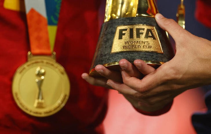 &copy; Reuters. Imagen de archivo del nombre de la FIFA en el trofeo de campeonas del mundo entregado a España tras ganar la final a Inglaterra en Sídney, Australia. 20 agosto 2023. REUTERS/Carl Recine