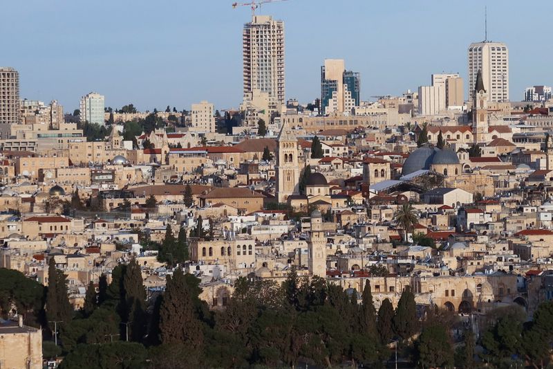 &copy; Reuters. منظر عام من جبل الزيتون يظهر كنيسة القيامة في البلدة القديمة بالقدس في 15 أبريل نيسان 2023 . تصوير : مصطفى أبو غنية- رويترز . 