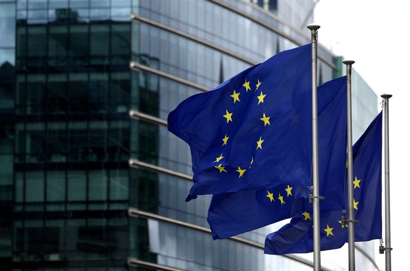 &copy; Reuters. أعلام الاتحاد الأوروبي من أمام مقره الرئيسي في بروكسل يوم 20 سبتمبر أيلول 2023. تصوير: إيف هيرمان - رويترز.