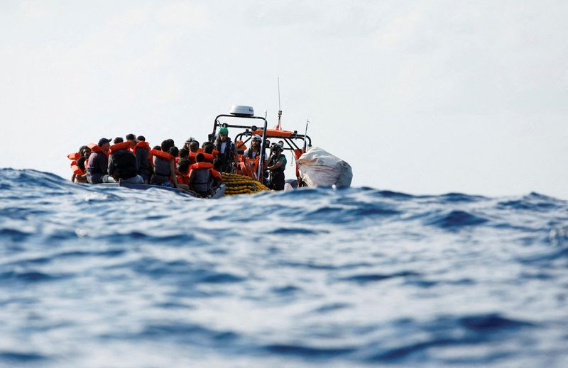 &copy; Reuters. Membri dell'equipaggio della nave Geo Barents, gestita da Medici Senza Frontiere, durante un salvataggio di migranti al largo della costa libica nel Mediterraneo centrale, 28 settembre 2023. REUTERS/Darrin Zammit Lupi T/File Photo
