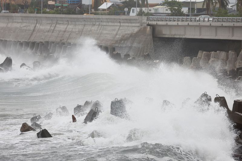 &copy; Reuters. Tufão Koinu em Taitung
 4/10/2023  REUTERS/Carlos Garcia Rawlins