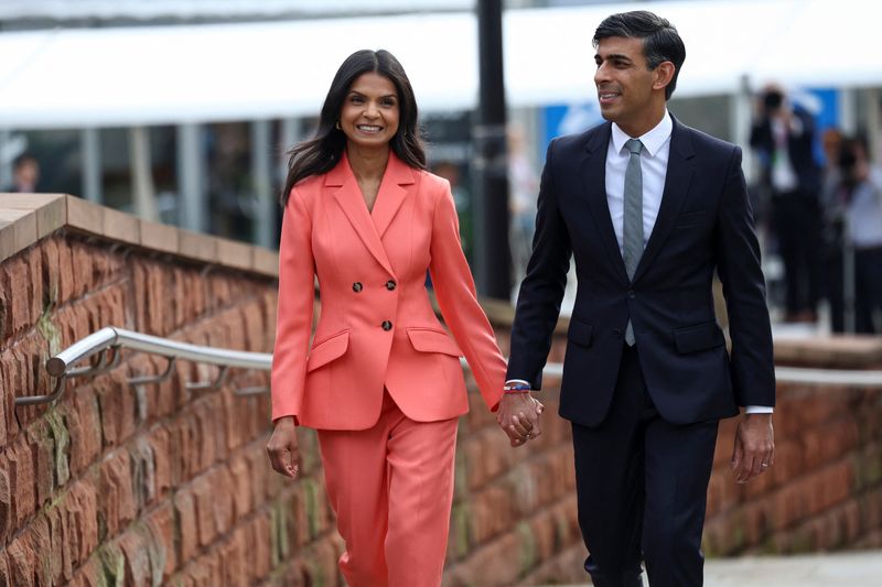 &copy; Reuters. British Prime Minister Rishi Sunak and his wife Akshata Murthy arrive at the Britain's Conservative Party's annual conference in Manchester, Britain, October 4, 2023. REUTERS/Toby Melville