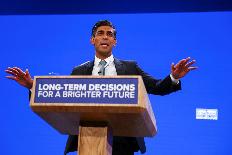 &copy; Reuters. El primer ministro británico, Rishi Sunak, habla en el escenario de la conferencia anual del Partido Conservador británico en Manchester, Inglaterra, el 4 de octubre de 2023. REUTERS/Hannah McKay