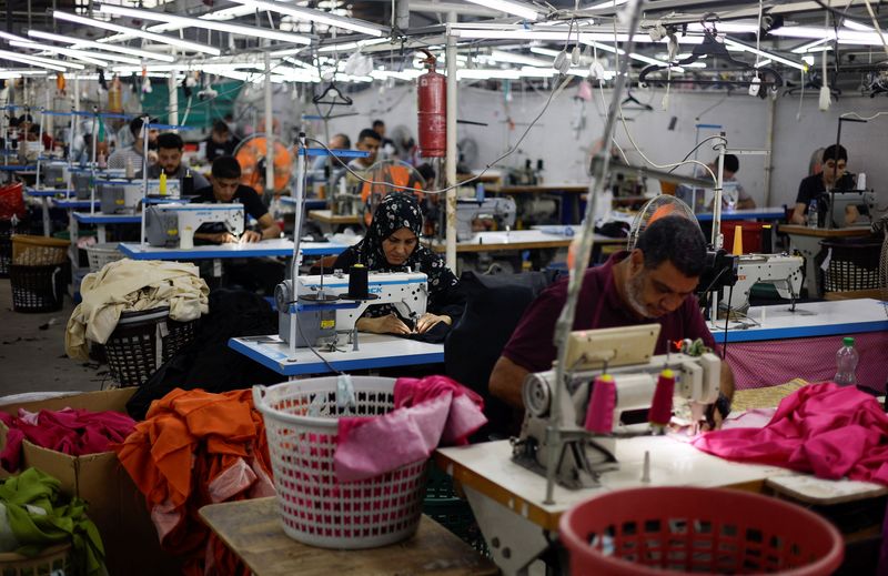 &copy; Reuters. FILE PPalestinians work inside a textile factory in the eastern part of Gaza City, June 12, 2023. REUTERS/Mohammed Salem/File Photo