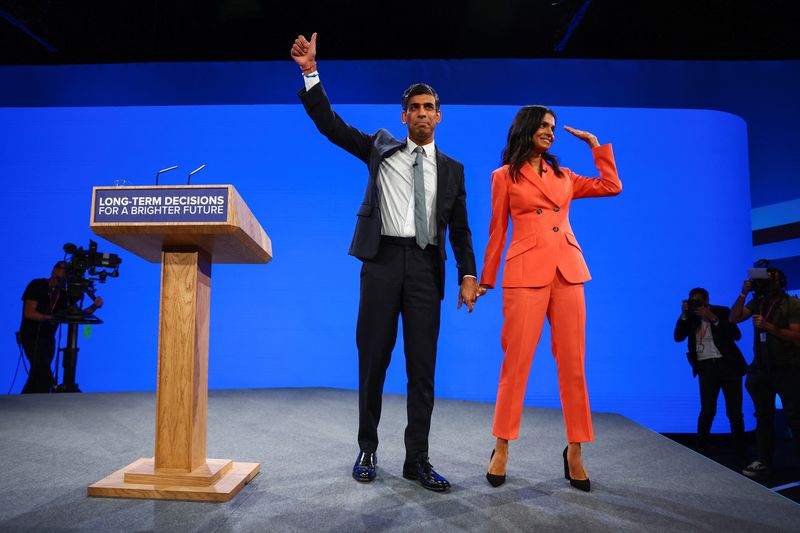 &copy; Reuters. Le Premier ministre britannique Rishi Sunak et son épouse Akshata Murty à Manchester, en Grande-Bretagne. /Photo prise le 4 octobre 2023/REUTERS/Hannah McKay