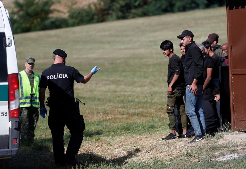 &copy; Reuters. FOTO DE ARCHIVO. Migrantes suben a una furgoneta tras ser detenidos por la policía eslovaca cerca de la frontera entre Eslovaquia y Hungría en el pueblo de Chl'aba, Eslovaquia. 15 de septiembre de 2023. REUTERS/Bernadett Szabo