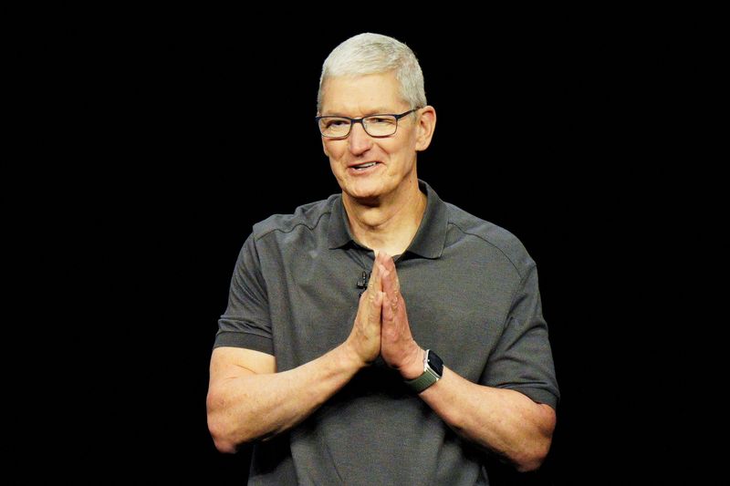 &copy; Reuters. FILE PHOTO: Apple CEO Tim Cook attends the 'Wonderlust' event at the company's headquarters in Cupertino, California, U.S. September 12, 2023. REUTERS/Loren Elliott/File Photo