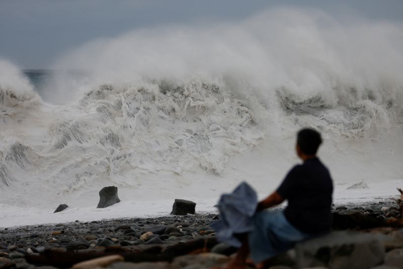 &copy; Reuters. Foto de olas en la costa de Taitung, Taiwan 
Oct 4, 2023. REUTERS/Carlos Garcia Rawlins