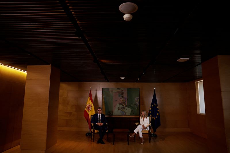 &copy; Reuters. Primeiro-ministro em exercício da Espanha, Pedro Sánchez, e líder do partido de esquerda Sumar, Yolanda Diaz, no Parlamento em Madri
04/10/2023
REUTERS/Susana Vera