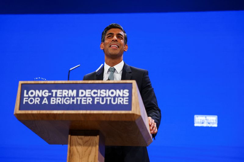 &copy; Reuters. British Prime Minister Rishi Sunak speaks on stage at Britain's Conservative Party's annual conference in Manchester, Britain, October 4, 2023. REUTERS/Hannah McKay