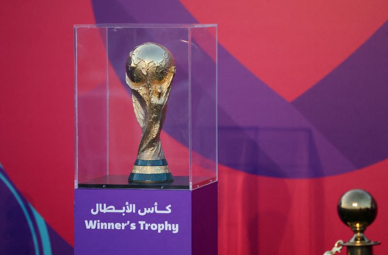 &copy; Reuters. El trofeo de la Copa del Mundo se exhibe en Aspire Park - Doha, Qatar - 15 de noviembre de 2022. REUTERS/Carl Recine