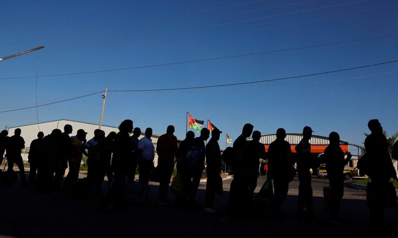 &copy; Reuters. Trabalhadores palestinos aguardam na passagem de Erez, no norte da Faixa de Gaza, para cruzar em direção a Israel
03/08/2023 REUTERS/Mohammed Salem