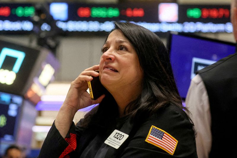 © Reuters. FILE PHOTO: A trader works on the floor of the New York Stock Exchange (NYSE) in New York City, U.S., July 19, 2023.  REUTERS/Brendan McDermid/File Photo 