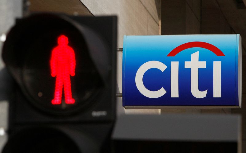 &copy; Reuters. FILE PHOTO: A traffic light is pictured in front of a Citibank branch in Singapore February 23, 2009. REUTERS/Vivek Prakash/File Photo