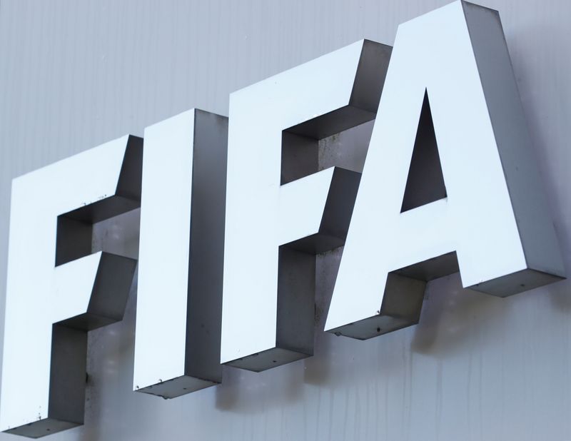 &copy; Reuters. شعار الاتحاد الدولي لكرة القدم (الفيفا) علي مقرها مقرها الرئيسي في سويسرا بصورة من أرشيف رويترز.

