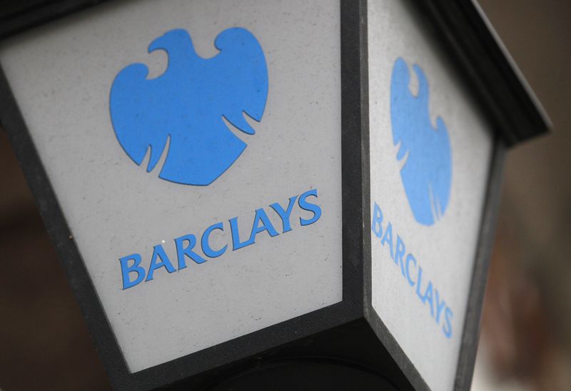 &copy; Reuters. 英銀行大手バークレイズが今週、世界の投資銀行部門の３％を対象とするレイオフに着手した。関係者が匿名で述べた。今回のレイオフは年次見直しの一環で、銀行全体で最大３００人削減