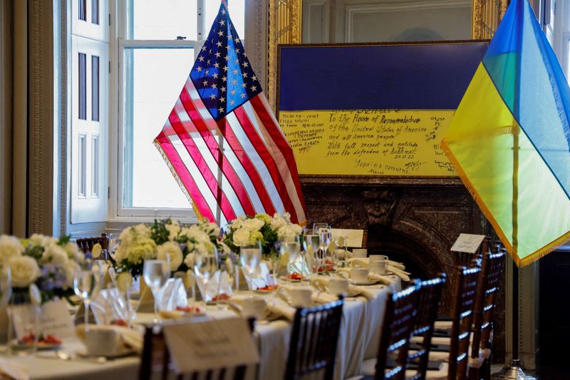 &copy; Reuters. FILE PHOTO: A framed flag signed by front-line Ukrainian fighters in Bakhmut and presented to the U.S. Congress in 2022, sits at one end of the table where Ukrainian President Volodymyr Zelenskiy will meet privately with U.S. House Speaker Kevin McCarthy 