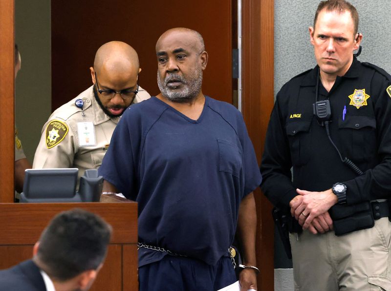 &copy; Reuters. Duane Davis, accused of fatally shooting rapper Tupac Shakur in 1996, is led into the courtroom during his arraignment at the Regional Justice Center, in Las Vegas, Nevada, U.S., October 4, 2023. Bizuayehu Tesfaye/Pool via REUTERS