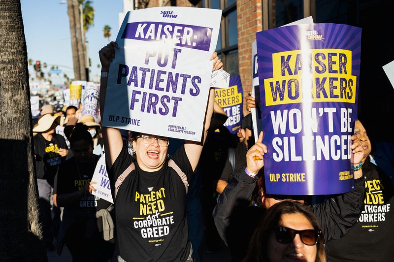 © Reuters. Healthcare workers strike in front of Kaiser Permanente Los Angeles Medical Center, as more than 75,000 Kaiser Permanente healthcare workers go on strike from October 4 to 7 across the United States, in Los Angeles, California, U.S. October 4, 2023.  REUTERS/Aude Guerrucci