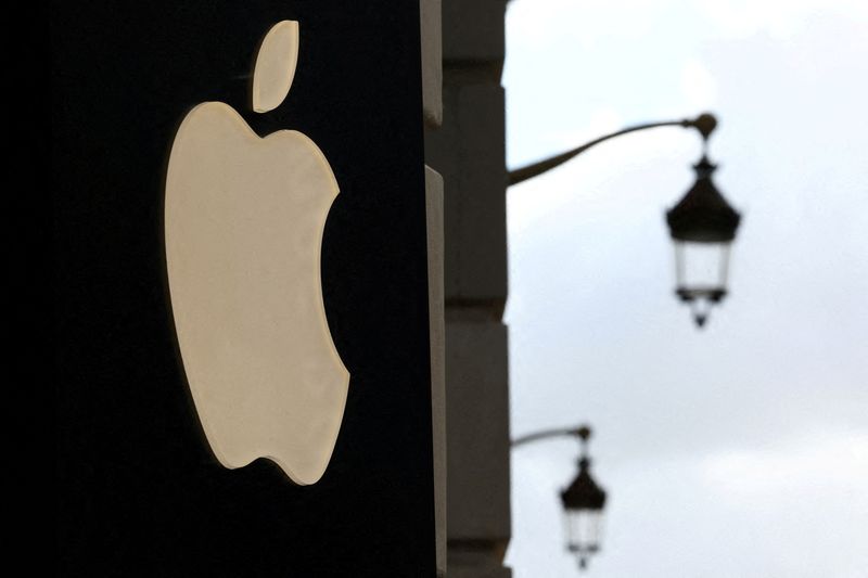 © Reuters. FILE PHOTO: An Apple logo is pictured outside an Apple store in Lille, France, September 13, 2023. REUTERS/Stephanie Lecocq/File Photo/File Photo