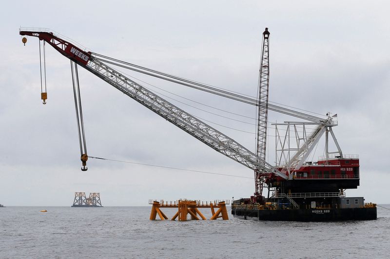 &copy; Reuters. FILE PHOTO: A construction barge and crane float next to the first jacket (C) installed to support a turbine for a wind farm in the waters of the Atlantic Ocean off Block Island, Rhode Island July 27, 2015. REUTERS/Brian Snyder//File Photo