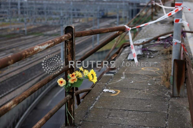 &copy; Reuters. Flores en el lugar donde un autobús se estrelló contra un paso elevado en Mestre, Italia, el 4 de octubre de 2023. REUTERS/Claudia Greco  