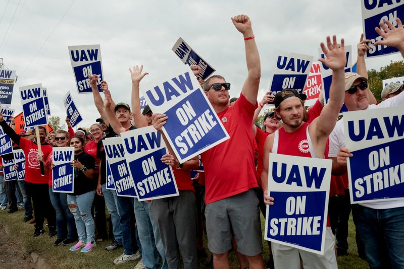 © Reuters. FILE PHOTO: Striking United Auto Workers (UAW) members from the General Motors Lansing Delta Plant picket in Delta Township, Michigan U.S.  September 29, 2023.    REUTERS/Rebecca Cook/File Photo