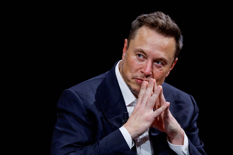 © Reuters. FILE PHOTO: Elon Musk, Chief Executive Officer of SpaceX and Tesla and owner of Twitter, gestures as he attends the Viva Technology conference dedicated to innovation and startups at the Porte de Versailles exhibition centre in Paris, France, June 16, 2023. REUTERS/Gonzalo Fuentes/File Photo