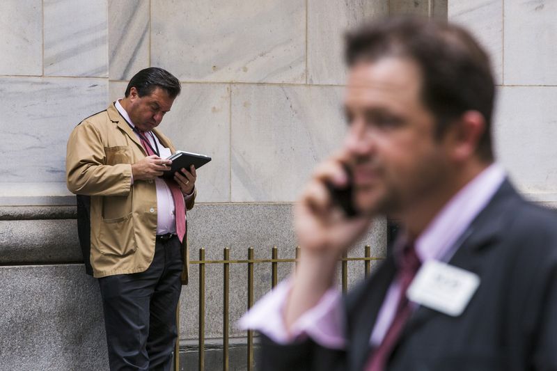 &copy; Reuters. Des traders devant la Bourse de New York. /Photo d'archives/REUTERS/Lucas Jackson 