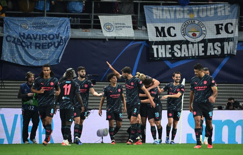 &copy; Reuters. Jogadores do Manchester City comemoram gol de Julián Álvarez 
04/10/2023
REUTERS/Annegret Hilse