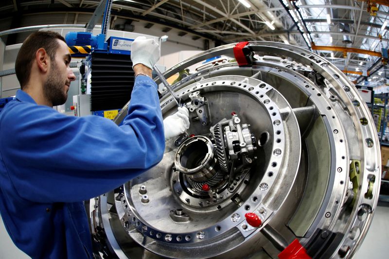 © Reuters. FILE PHOTO: A technician works on an CFM56 civil aviation jet engine at the SNECMA plant in Reau, near Paris, France, January 6, 2016.    REUTERS/Philippe Wojazer/File Photo