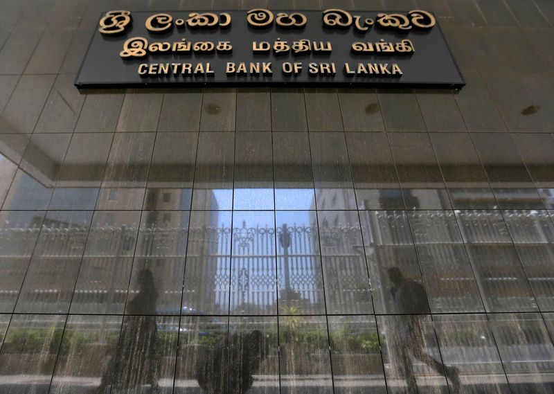 &copy; Reuters. スリランカ中央銀行は５日、景気押し上げのため、利下げを再開した。写真はスリランカ中銀のエントランス。２０１７年撮影。（2023年 ロイター/Dinuka Liyanawatte/File Photo）