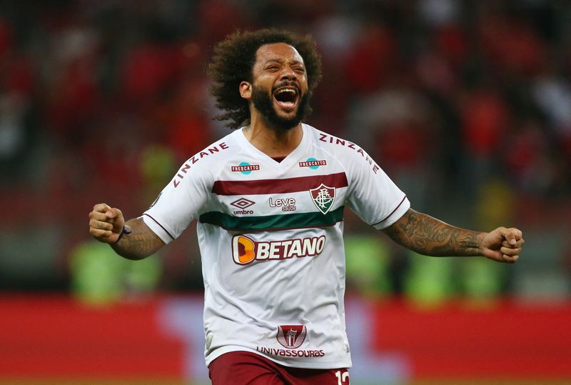 &copy; Reuters. Fútbol - Copa Libertadores - Semifinal - Partido de vuelta - Internacional v Fluminense - Estadio Beira-Rio, Porto Alegre, Brasil - 4 de octubre de 2023 - Marcelo, del Fluminense, celebra la victoria tras el partido y la clasificación para la final de l