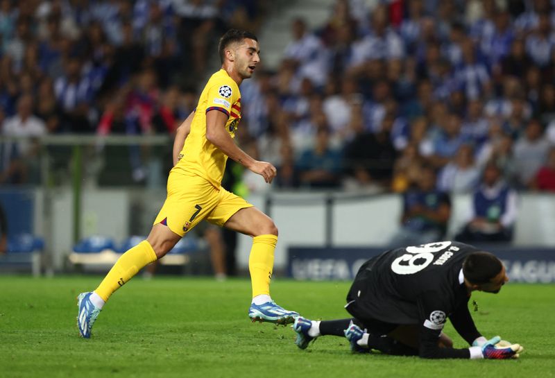 &copy; Reuters. Fútbol - Liga de Campeones - Grupo H - FC Porto v FC Barcelona - Estadio do Dragao, Porto, Portugal - 4 de octubre de 2023. Ferrán Torres, del FC Barcelona, marca el único gol del partido. REUTERS/Pedro Nunes