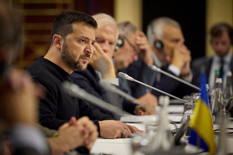 &copy; Reuters. FOTO DE ARCHIVO: El presidente de Ucrania, Volodymyr Zelenski, durante una reunión de ministros de Asuntos Exteriores de la UE y Ucrania, mientras se prolonga el ataque de Rusia a Ucrania, en Kiev, Ucrania, 2 de octubre de 2023. REUTERS/Servicio de Prens