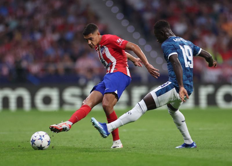 &copy; Reuters. Fútbol - Liga de Campeones - Grupo E - Atlético de Madrid vs Feyenoord - Metropolitano, Madrid, España - 4 de octubre de 2023 - Nahuel Molina del Atlético de Madrid entra en acción con Yankuba Minteh del Feyenoord. REUTERS/Isabel Infantes