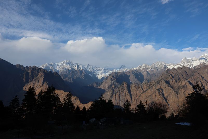 &copy; Reuters. FOTO DE ARCHIVO: Montañas nevadas en Joshimath, en el estado septentrional de Uttarakhand, India, 15 de enero de 2023. REUTERS/Anushree Fadnavis