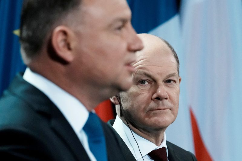 &copy; Reuters. FILE PHOTO: German Chancellor Olaf Scholz and Polish President Andrzej Duda attend a joint news conference, ahead of a Weimar Triangle meeting to discuss the ongoing Ukraine crisis, in Berlin, Germany February 8, 2022. Thibault Camus/Pool via REUTERS/File