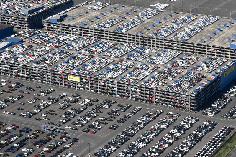 &copy; Reuters. FOTO DE ARCHIVO. Automóviles destinados a la exportación esperan en el puerto para ser cargados, en Bremerhaven, Alemania. 24 de abril de 2020. REUTERS/Fabian Bimmer