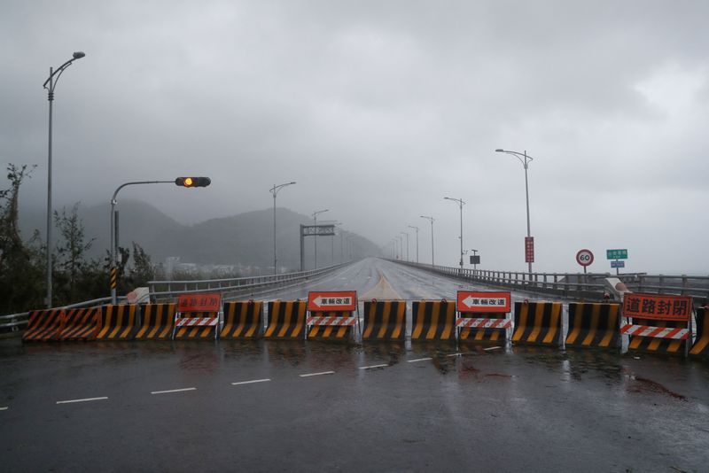 &copy; Reuters. Des barrières en béton placées pour bloquer la circulation sur un pont sont photographiées après le passage du typhon Koinu à la pointe sud de Taïwan, à Jinlun, à Taïwan. /Photo prise le 5 octobre 2023/REUTERS/Carlos Garcia Rawlins