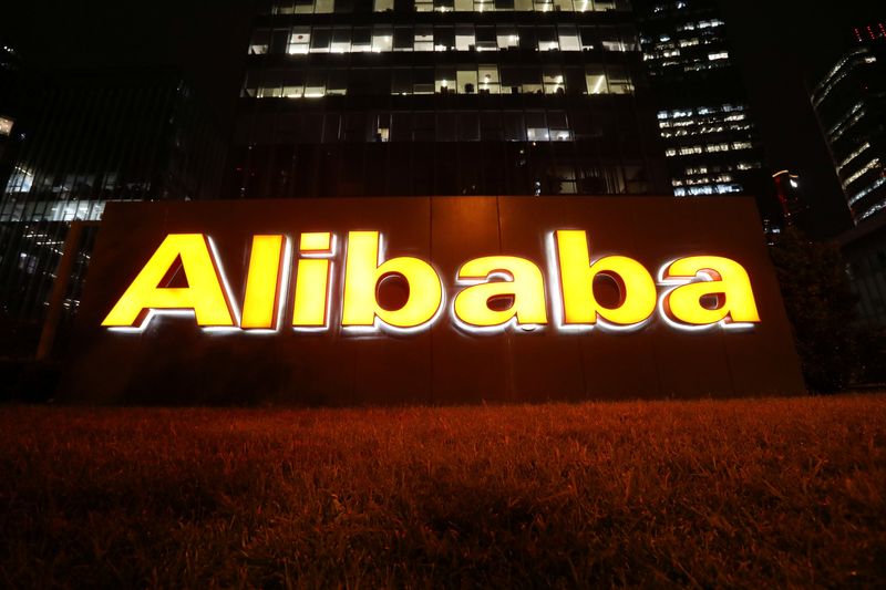 &copy; Reuters. Le logo du groupe Alibaba est illuminé sur son immeuble à Pékin, en Chine. /Photo prise le 9 août 2021/REUTERS/Tingshu Wang