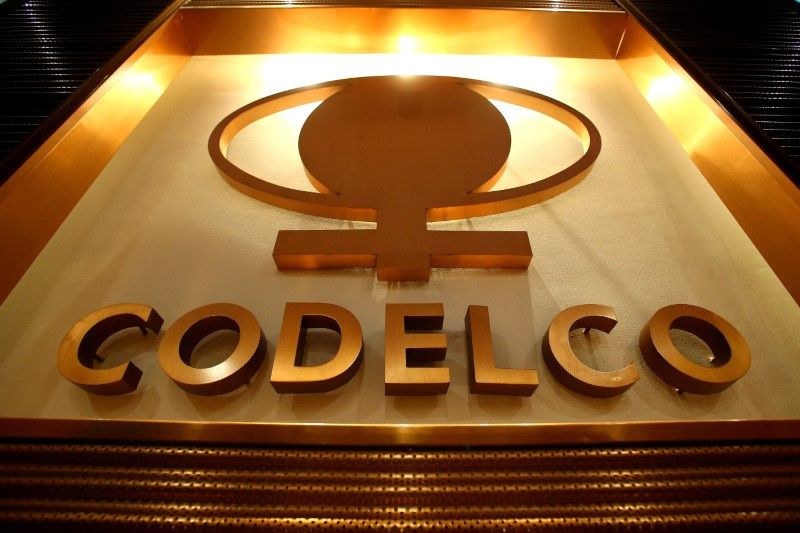 &copy; Reuters. FOTO DE ARCHIVO. El logo de Codelco, el mayor productor de cobre del mundo, en su sede en el centro de Santiago, Chile. 29 de marzo de 2018. REUTERS/Iván Alvarado