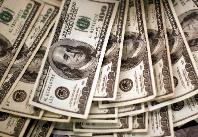 © Reuters. Four thousand U.S. dollars are counted out by a banker counting currency at a bank in Westminster, Colorado November 3, 2009.  REUTERS/Rick Wilking/File Photo