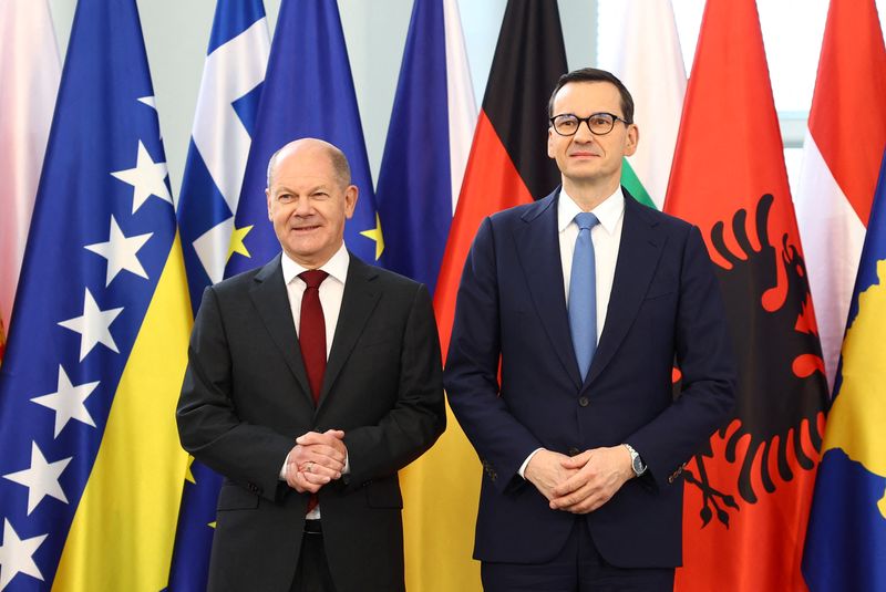 © Reuters. Germany's Chancellor Olaf Scholz welcomes Poland's Prime Minister Mateusz Morawiecki for the Western Balkans Summit at the Chancellery in Berlin, Germany, November 3, 2022. REUTERS/Lisi Niesner