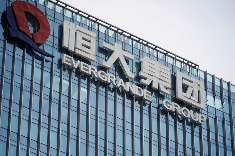 &copy; Reuters. Le logo d'Evergrande sur le siège du groupe à Shenzhen, en Chine. /Photo prise le 26 septembre 2021/REUTERS/Aly Song 