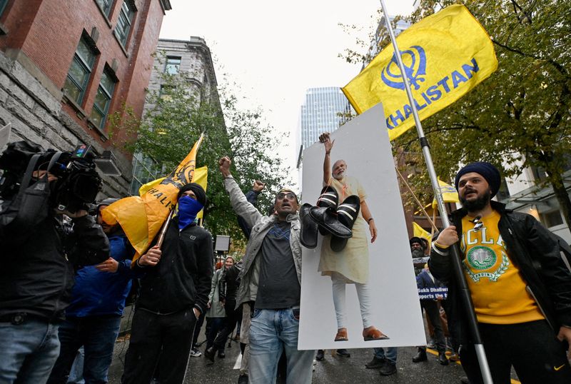 &copy; Reuters. FILE PHOTO: Demonstrators holding flags and signs protest outside India's consulate, a week after Canada's Prime Minister Justin Trudeau raised the prospect of New Delhi's involvement in the murder of Sikh separatist leader Hardeep Singh Nijjar, in Vancou